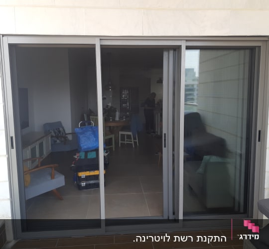 דלת הזזה מאלומיניום עם מסגרת אפורה